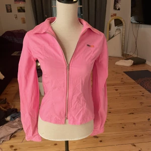 Bikerjacka/innejacka - Sjukt snygg bikerjacka / innejacka. Tunn i tyget. Barbie vibe. Insydd av mig så fin passform! 