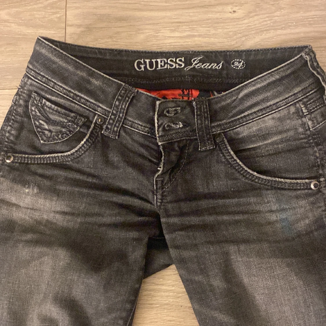 svarta/mörkgrå jeans 