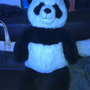 Mega Panda gosedjur ca 1meter lång - LV bag och airpdos som referens🤑   Jag köpte den till min tjej när jag var typ 15 men sen gjorde vi slut och hon ville inte ha den mer. Sen har den legat i min soffa sen dess. Orörd, den är som ny👍 PRIS INTE HUGGET I STEN!