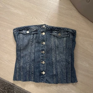 Zara jeans topp - Säljer denna oanvända jeanstoppen, den är i storlek L men jag skulle säga att den är liten i storleken jag är en S/M och den sitter bra på mig, ni står för frakt 💕