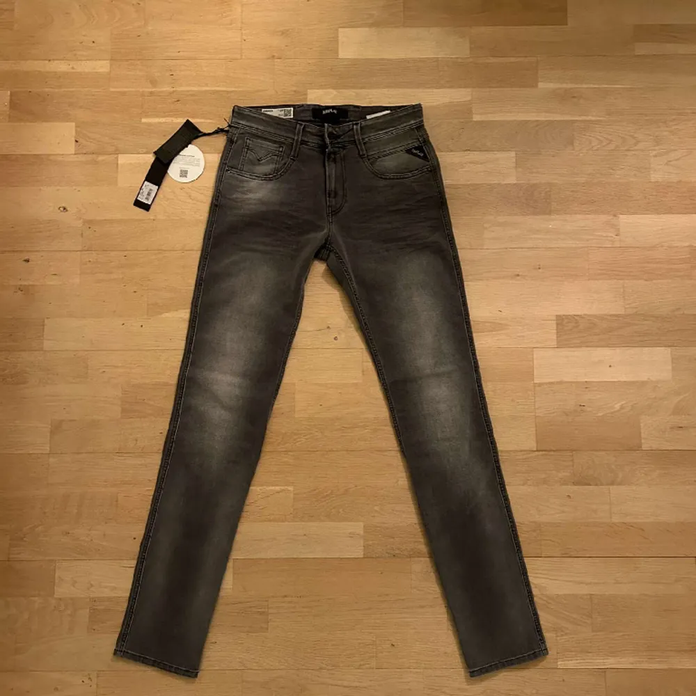 Säljer dessa helt nya Replay Jeans. Modellen är anbass och nypris ligger runt 1800kr. Storleken är 29/34. Hör av dig vid minsta fundering! //For The Closet. Jeans & Byxor.