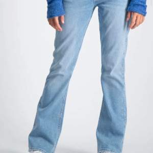 Säljer dessa supersnygga low waist bootcut jeansen från Gina. Jag har aldrig använt de, var bara lite snabb med att dra av lappen. Jag säljer de då jag har för många jeans. (Jeansen är slutsålda i denhär storleken)🩷