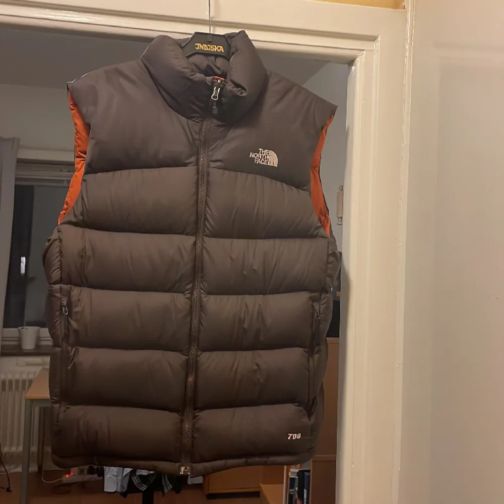 Säljer en vintage väst från The North Face. Västen har en pytteliten fläck på baksidan som syns på bilden. Säljer den för att den är lite för stor. Jackor.