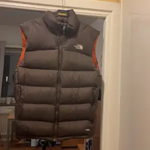 Säljer en vintage väst från The North Face. Västen har en pytteliten fläck på baksidan som syns på bilden. Säljer den för att den är lite för stor