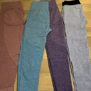 Träningstights medium - 4par träningstights varav 1 av märket gymshark. 3 övriga no-brand men mjuka och sköna. Den rosa är med scrunch bum, de andra är utan☺️. Storlek medium 100:- per byxa eller alla fyra för 350:- mer färg åt folket!!