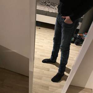 Säljer mina jeans ljust för att dom är för små. Dom är modell anbass och inte så jätte skinny. Kan tänka mig att gå ner i pris vid snabb affär👍🏻Skriv gärna om du har frågor 🙌🏻