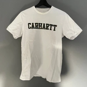 Carhartt tee - Vit carhartt tshirt (som ni kanske ser)  Riktigt nice fit om man är åt de smalare hållet