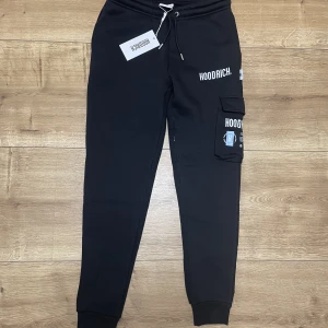 Hoodrich byxor - Fick som present men passade inte bra på mig, skick 10/10 helt oanvända bara provat dom 1 gång. Storlek M. Pris kan diskuteras vid snabb köp.