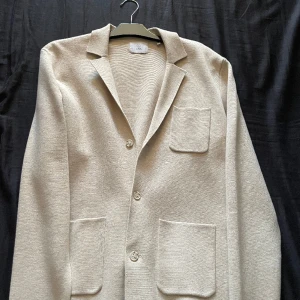 Cardigan Bläck - En stilig cardigan från Bläck som jag aldrig fått användning av. Skitsnygg till sommaren och våren som passar bra till nästan allt. Den köptes för runt 1499 men försöker ba sälja vidare den. Pris och fler bilder diskuteras i dm! 