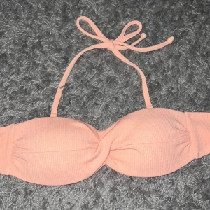 bh/bikini - den första är en bikini i xs/s/75A för 50kr den andra är en bh ifrån cubus 75A för 199kr och den sista är en bh, vet ej vart ifrån mig storlek 75A eller 75B, för 70kr och allt ihop 290kr!