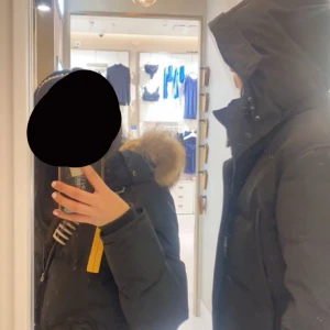 PARAJUMPER  - Köpte denna long bear parajumpern förra vintern och använt den rätt sällan och kommer inte till nån användning längre ordinarie pris: 10-11000 den ser helt ny ut och har inga trasighet 