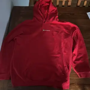 Säljer min välanvända röda Champion hoodie. Storleken är M men skulle nästan vilja säga att den sitter som en L eller som en baggy M. Inga defekter alls! 