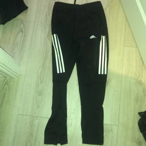 Adidas byxa - Adidas byxor, använt några gånger. I fint skick.