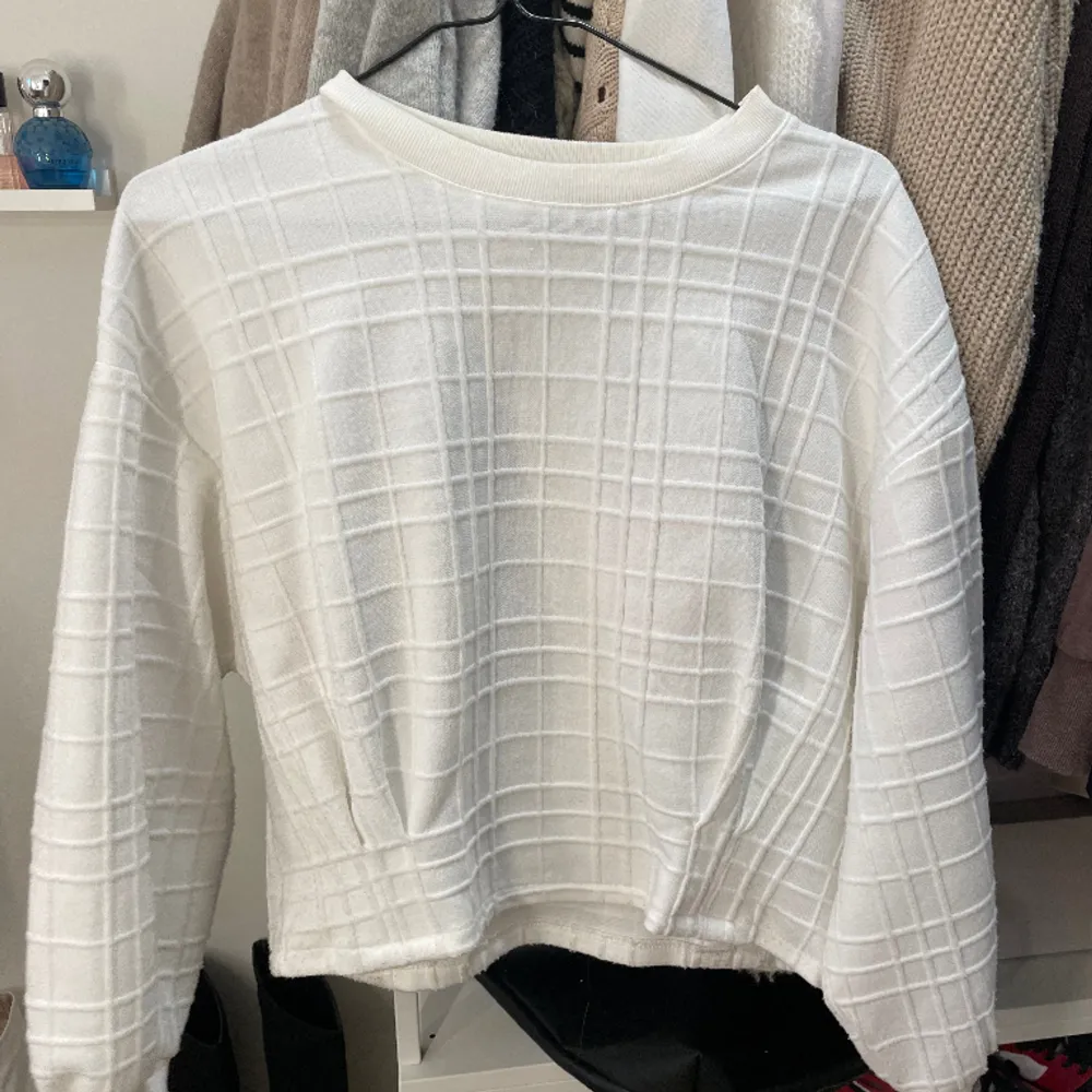 Cool sweatshirt från OVS, lite kortare i modellen men insydd vid midjan så den sitter riktigt snyggt! . Puserot.