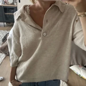 Stickad tröja  - Stickad fin tröja med knappar. Köpte här på plick men har inte kommit till andvändnign💞