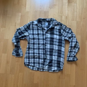 Rutig Skjorta Svart/Vit - Svart/Vit rutig skjorta Storlek M Bra skick