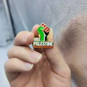 Köp en pin för att stödja Palestina! Pengarna skänkes bort till de drabbade i Palestina 