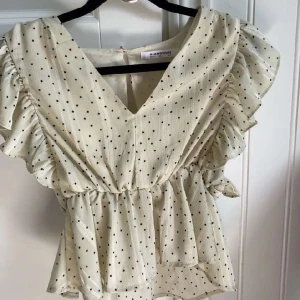 Gullig blus  - Säljer nu min älskade blus då den blivit lite för liten för mig! Det är sparsamt använd och är i storlek S