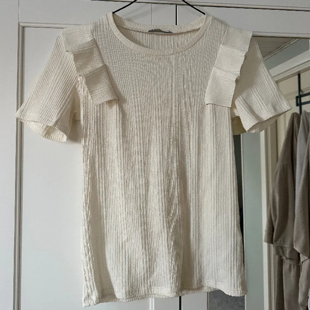 Jätte fin kräm vit tröja från Zara med volanger på ärmarna, endast använd nån gång så i super fint skick 💞. T-shirts.