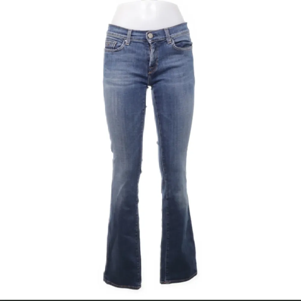 Säljer dessa as snygga hilfiger jeans jag köpte på sellpy eftersom de tyvärr är lite för stora på mig. Jeans & Byxor.