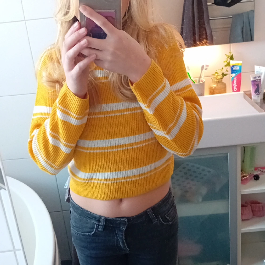 Två stickade tröjor en gul orange och en rosa - 91