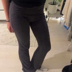 Yoga pants - Mörkgråa yoga pants från Gina Tricot i storlek S. Säljer då de tyvärr är lite för stora för mig🙌🏼