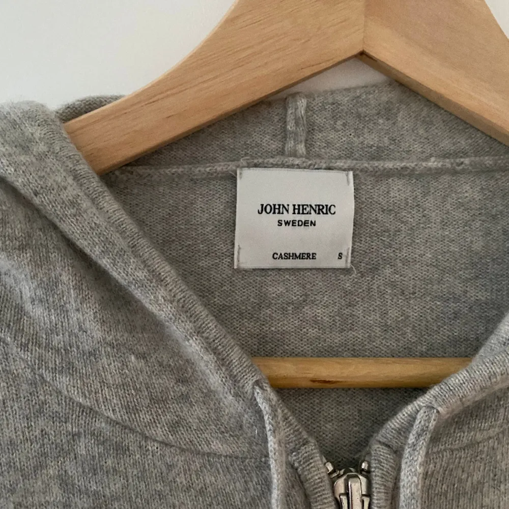 John Henric Kashmir zip hoodie grå. Fint skick utan defekter. Säljer eftersom ej används längre. Bara att höra av sig om eventuella frågor eller fler bilder osv🤗. Storlek S. Nypris 2200kr, mitt pris 1200. Hoodies.