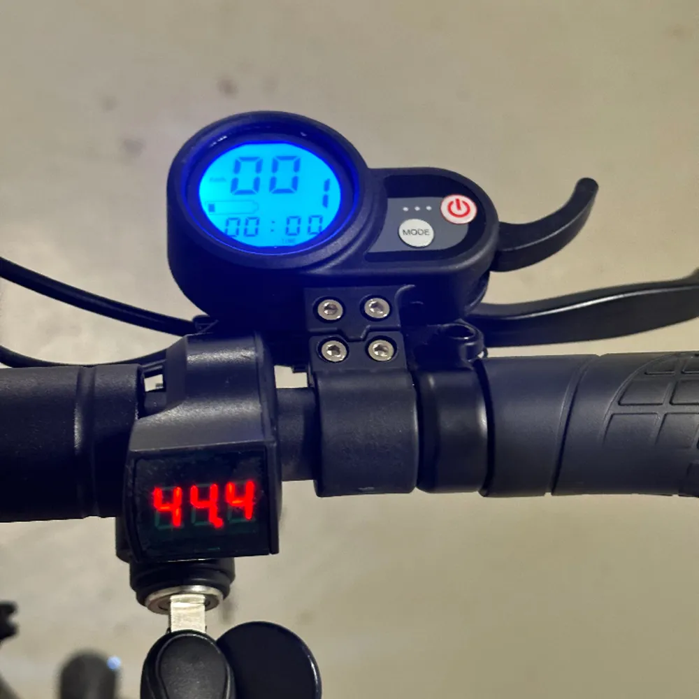 2400 W nominell effekt Snabb acceleration Hydrauliska dämpare bak, dubbla fram En av våra tuffaste elsparkcyklar. Detta kraftpaket klarar alla utmaningar du kan stöta på. Dubbel motor som ger 2400 W nominell effekt (2 x 1200), innovativt dämpningssys. Asusteet.