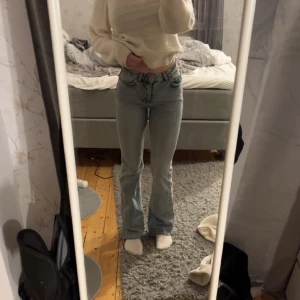  jeans bootcut - Blå jättesnygga jeans med Bootcut, snygga mid waist 