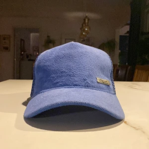 Blå Maggiore keps - Säljer min snygga Maggiore keps då jag har köpt en annan Priset är inte hugget i sten så skriv ett pris så löser vi nåt