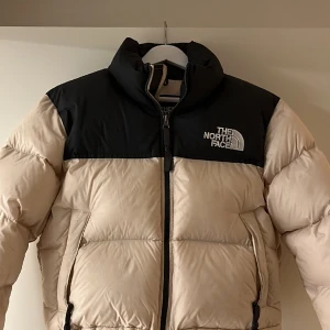 The north face jacka - Säljer denna superfina jackan från the north face. Bra skick inga synliga defekter🩷 köparen står för frakten