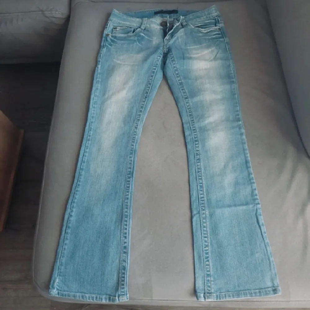 Säljer dessa ursnygga lågmidjade jeans med unika detaljer och perfekt färg💘💘 passar storlek 36/34 och innerbenet är 79 cm❣️ bilder är från förra säljaren❣️. Jeans & Byxor.