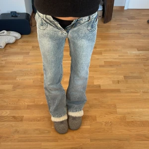 Lågmidjade utsvängda jeans  - Lågmidjade jeans som tyvärr är för små för mig 🤧Jag är 177cm, midjemått: 76cm innerben: 78cm 
