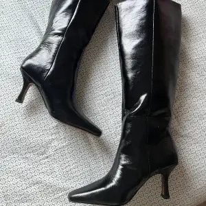 boots från asos, helt nya och oanvända ^^ (nypris 689 kr) klackhöjd: 7 cm, lätta att gå i