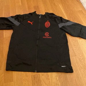 AC Milan kofta  - Detta är en AC milan kofta som är helt ny med bra kvalite!  Pris kan diskuteras!