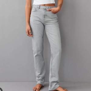 Straight slim jeans från Gina tricot💕 Liten i storleken, jag brukar vanligtvis ha S i byxor, ibland xs🩷 Inga defekter, säljer för 300+frakt🩷