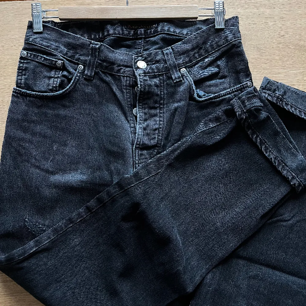 Svarta nudie jeans, unisex. Fett snygga. Har en härligt avslappnad form. Raka i benen. Fett najs bara! Be gärna om mått ❤️. Jeans & Byxor.