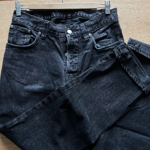 Svarta nudie jeans - Svarta nudie jeans, unisex. Fett snygga. Har en härligt avslappnad form. Raka i benen. Fett najs bara! Be gärna om mått ❤️