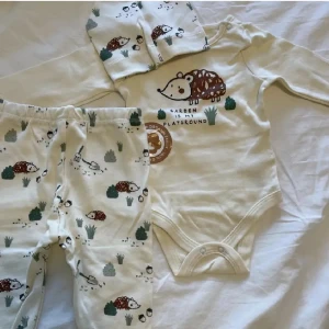 Bebiskläder - Helt nytt bebissett med långärmad body, mössa och byxor. 3-6 månader 