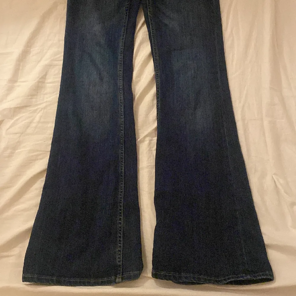 Säljer dessa jättesnygga low waist och bootcut jeans då dom tyvärr börjar bli för små för mig! Skönt och stretchigt material💕Lägg gärna prisförslag !💕. Jeans & Byxor.