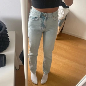Blå jeans - Ljusblå jeans med petie passform🙌 aldrig använda, köpta för 600kr💗
