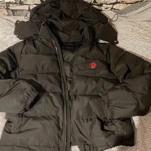 Trapstar jacka -    Säljer min Trapstar jacka så är ni intresserad så får ni gärna höra av er. Jackan är i bra skick de finns inga problem med den. Skick  10/10