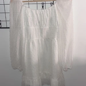 Vit klänning  - Använt denna en gång på avslutningen i 9an. Denna är väsldigt fin och har linga defekter💗