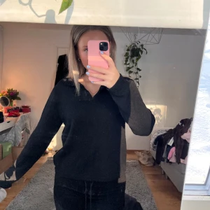 Stickad tröja med polokrage - Svart stickad tröja med polokrage från Zara! Använd en del men i bra skick🖤😽