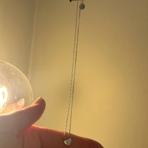 Edblad halsband  - Säljer detta söta silvriga Edblad halsbandet med ett hjärta på 💗Inga defekter 🫶🏼