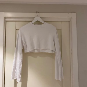 kort sweatshirt  - Sweatshirt i en kortare modell från Hanna Schönbergs kollektion med NAKD🤍