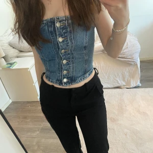 Jeans topp💙 - Superfin topp i jeans från Pull and bear, tyvärr är den förliten för mig så den har inte använts😕