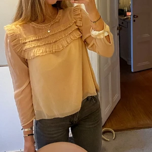 Gammelrosa blus - Säljer denna supersöta blus då jag har andra liknande🤍 Kan mötas upp i Stockholm, annars står köparen för frakt🤍