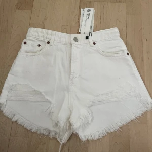 Jeansshorts  - Säljer dessa fräsha vita jeansshortsen från Zara, aldrig använda med prislappen kvar. 