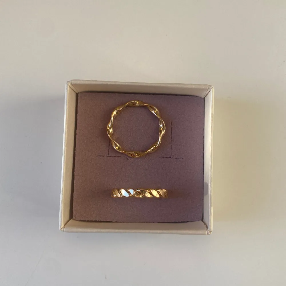 Säljer dessa två ringar som är superfina att ha ihop💗 Köparen står för frakt. . Accessoarer.